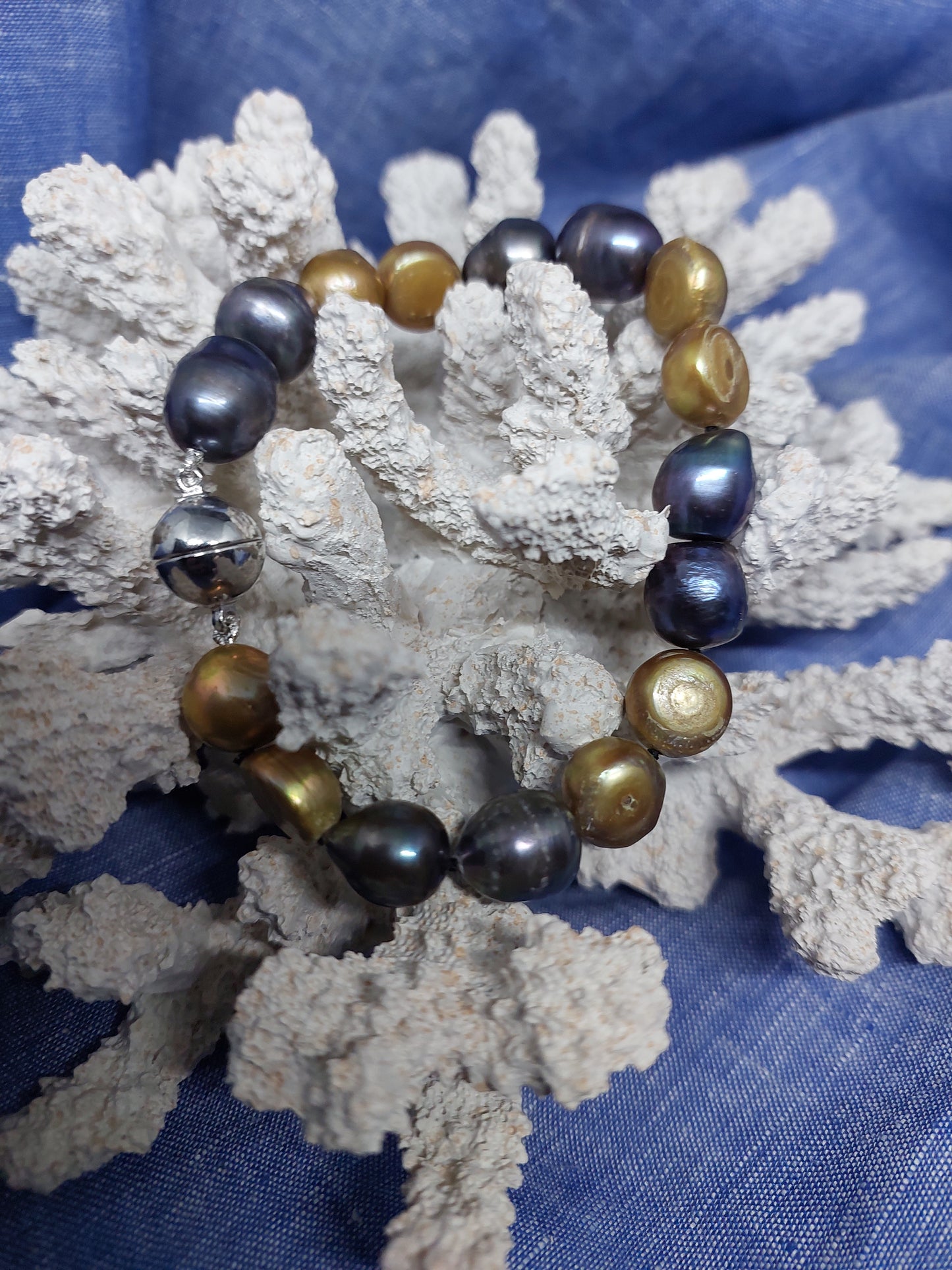 2 Gold + 2 black dyed pearl bracelet