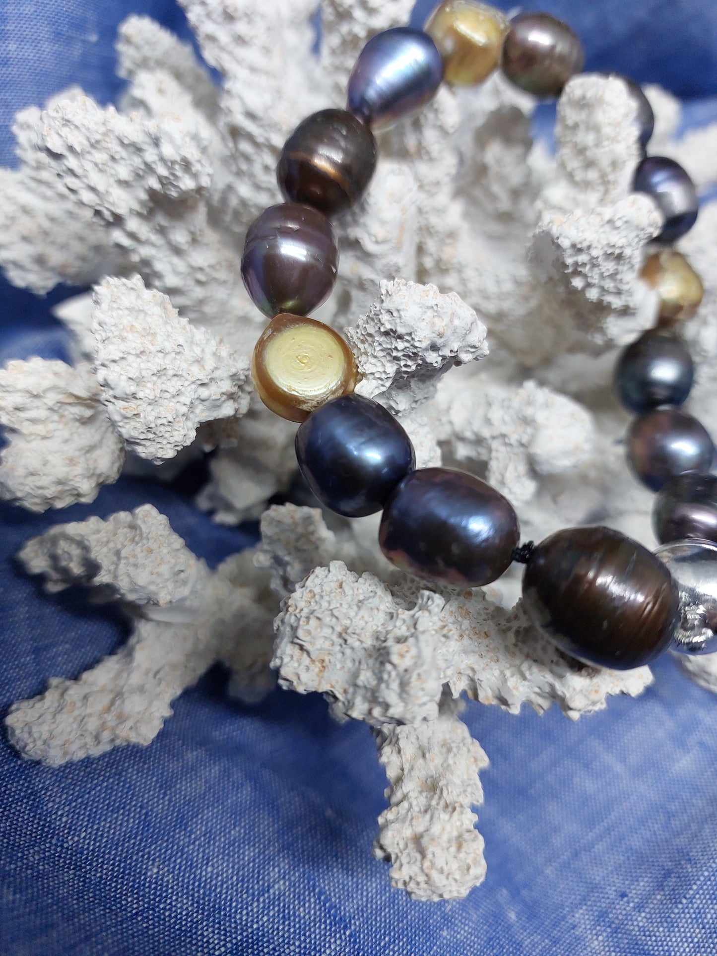 3 Black + 1 gold dyed pearl bracelet