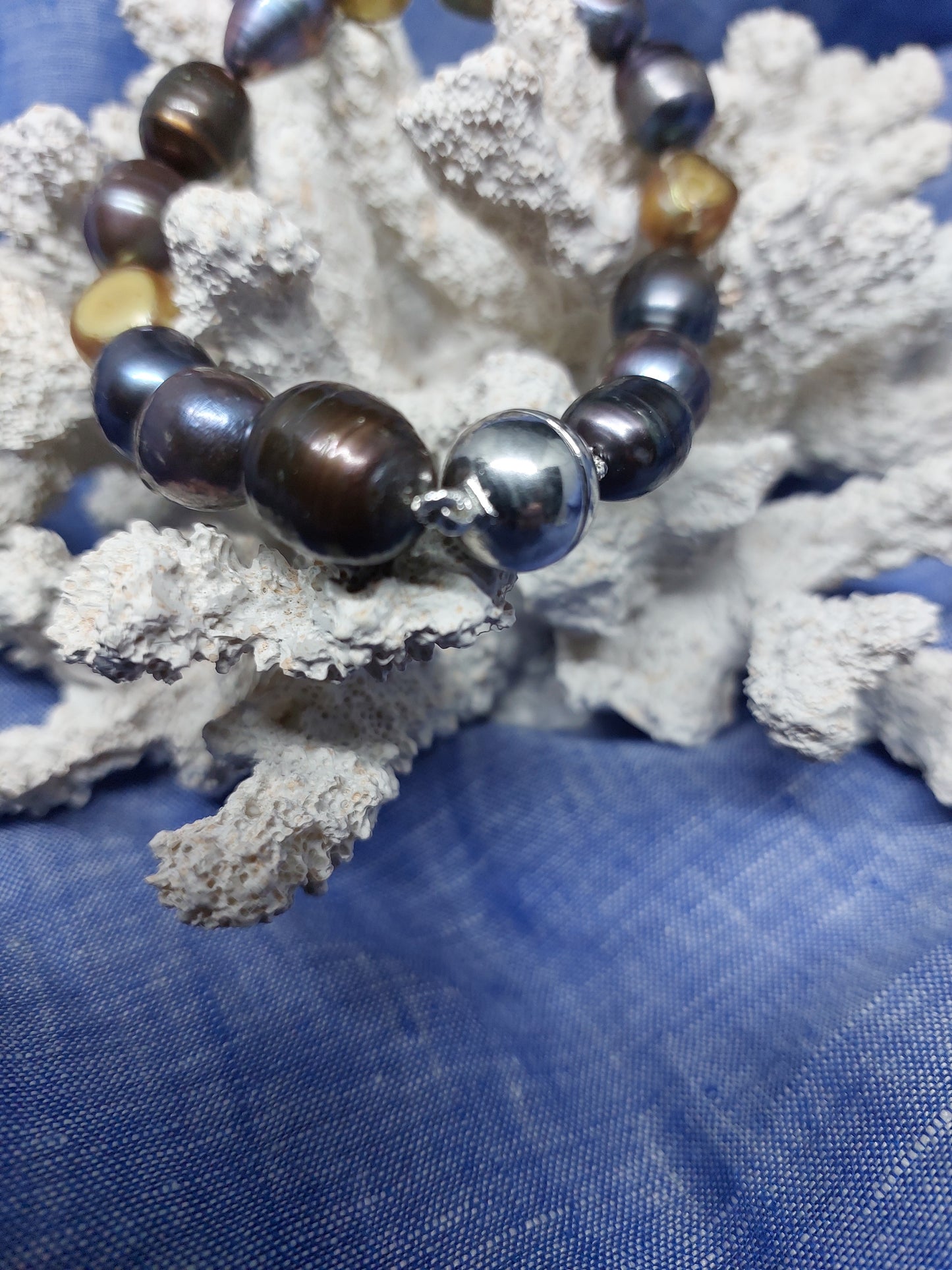 3 Black + 1 gold dyed pearl bracelet