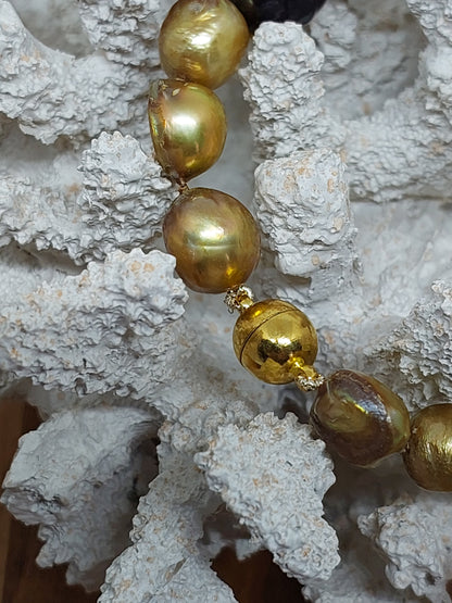 3 gold + 1 black dyed pearl bracelet