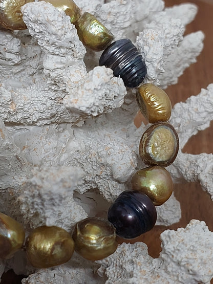 3 gold + 1 black dyed pearl bracelet