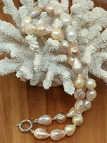 Natural irregular pearl necklace