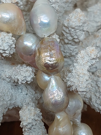 Natural irregular pearl necklace