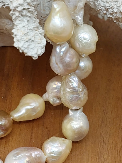 Natural irregular pearl necklace