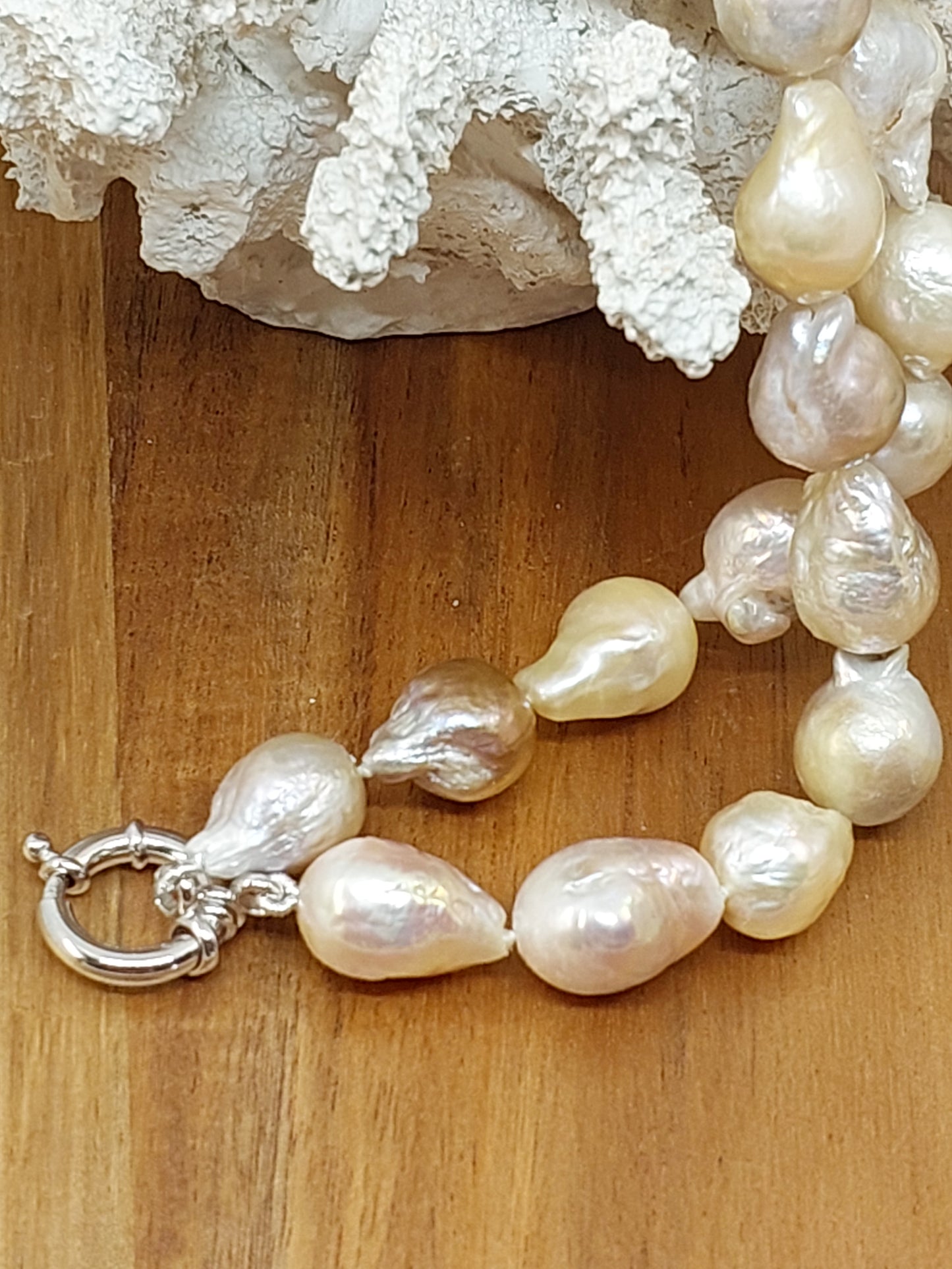 Natural irregular pearl necklace